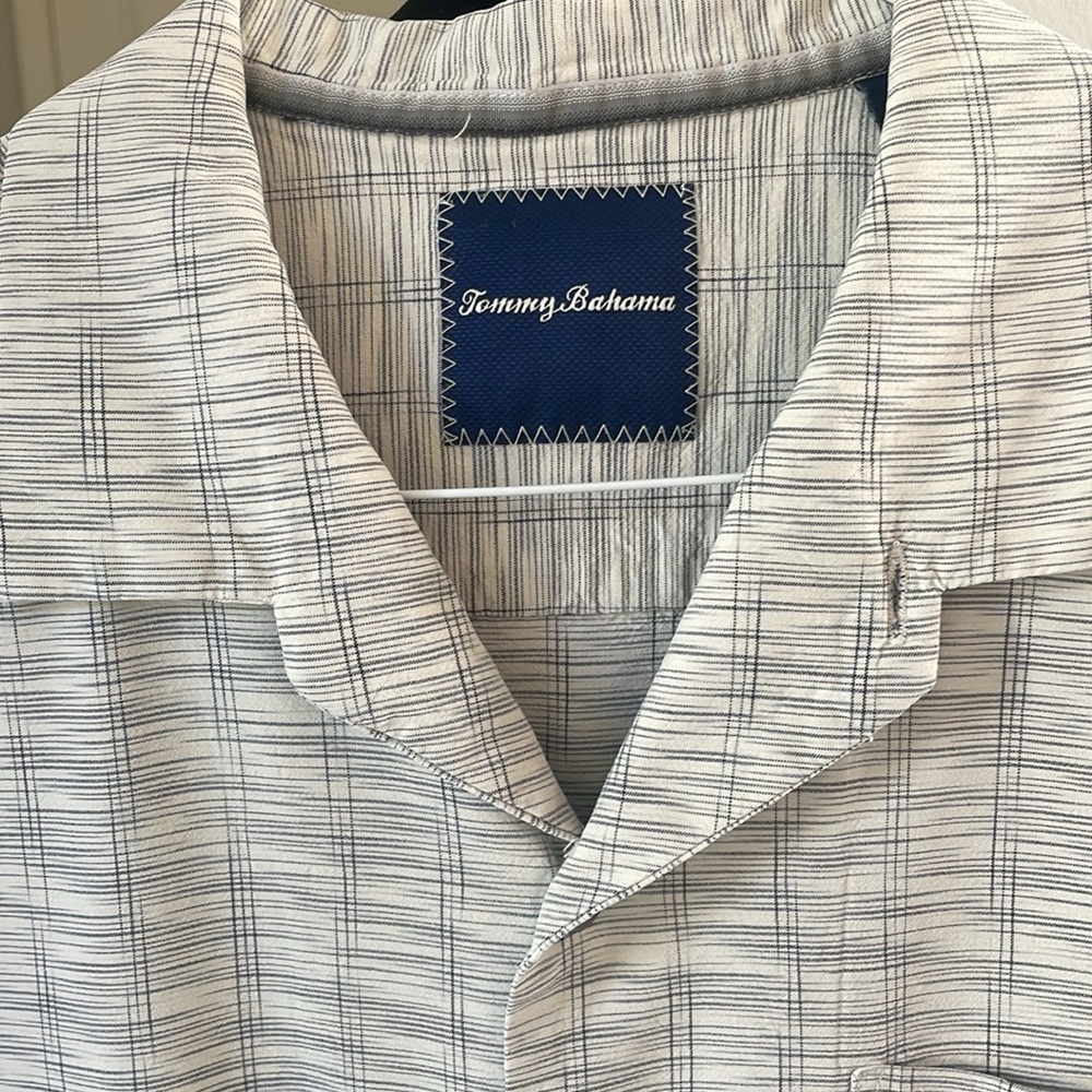 Tommy Bahama 💯 Silk Short Sleeve Button-Down Shirt in Light Gray & Ivor… - Picture 5 of 9